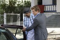 The Mentalist – Bei den Ermittlungen stoßen Patrick (Simon Baker, r.) und Bosco auf Raoul (Rey Gallegos, l.). Doch ist er der gesuchte Mörder?