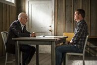 Navy CIS: L.A. – Muss seinen eigenen Vater Garrison (Daniel J. Travanti, l.) verhören: Callen (Chris O'Donnell, r.) ...