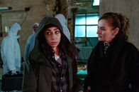 Tatort – Der Fall gibt grosse Rätsel auf, l-r: Kommissarin Tessa Ott (Carol Schuler) und Staatsanwältin Anita Wegenast (Rachel Braunschweig)