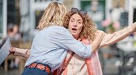Die Eifelpraxis – Versorgungsassistentin Vicky Röver (Jessica Ginkel, li.) versucht Susanne (Adriana Altaras, re.) aufzufangen.