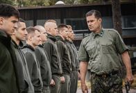 Californian Commando – Der befehlshabende Major Miettinen (Tommi Korpela) ist stolz auf sein Ausbildungsprogramm und mustert die neuen Rekruten genau. Er weiß, dass die Rekruten ein harte Zeit erwartet, an der viele zerbrechen werden.