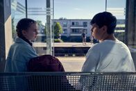 neoriginal: Like a Loser – Nachdem Ernst (Diyar Ilhan, r.) mehrfach von Charlotte (Romy Lou Janinhoff, l.) reingelegt und um seine Klamotten gebracht wurde, ist der Spieß nun umgedreht. Charlotte will wissen, warum Ernst von zuhause wegläuft.