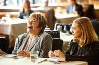 Zu guter Letzt – v.li.: Harriet Lauler (Shirley MacLaine), Anne Sherman (Amanda Seyfried).