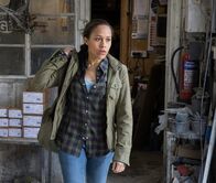 Inspector Barnaby – Orla Campbell (Tanya Fear) verlässt die Werkstatt, in der sie einer heimlichen Beschäftigung nachgeht.
