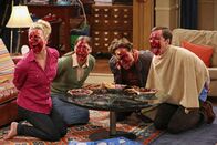 The Big Bang Theory – Während Howard am Flughafen sehnsüchtig von Bernadette erwartet wird, veranstalten Penny (Kaley Cuoco, l.), Amy (Mayim Bialik, 2.v.l.), Leonard (Johnny Galecki, 2.v.r.) und Sheldon (Jim Parsons, r.) einen ganz besonderen Spieleabend ...