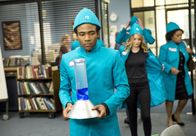 Community – Nach Pierce Hawthornes unerwarteten Tod müssen sich Troy (Donald Glover, vorne), Britta (Gillian Jacobs, M.), Shirley (Yvette Nicole Brown, hinten) und der Rest der Truppe einem Lügendetektortest unterziehen, um einen Anspruch auf das Erbe ihres Freundes stellen zu können ...