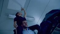 Hawaii Five-0 – Danny (Scott Caan, unten) kann es kaum fassen, er sitzt zusammen mit Dr. Shaw (Amanda Setton, oben) und einer Leiche im Aufzug fest ...