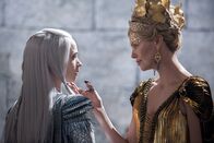 The Huntsman & The Ice Queen – Die Eiskönigin Freya (Emily Blunt, l.) kann sich dem Einfluss ihrer hinterhältigen Schwester Ravenna (Charlize Theron, r.) nicht entziehen.