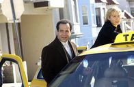 Monk – Mr. Monk (Tony Shalhoub, l.) macht sich mit Natalie (Traylor Howard) auf die Suche nach dem verschwundenen weltberühmten Diamanten, denn es wartet ein großzügiger Finderlohn von einer Million, den Monk und Natalie dringend gebrauchen können.
