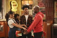 Superior Donuts – (v.l.n.r.) Sofia (Diane Guerrero); Franco (Jermaine Fowler); Howard (Gary Anthony Williams)