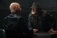 Gotham – Victor Zsasz (Anthony Carrigan, l.); Harvey Bullock (Donal Logue, r.)