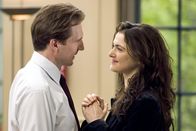 Der ewige Gärtner – Ein Paar, wie es unterschiedlicher nicht sein könnte: der besonnene, nach Harmonie strebende Diplomat Justin Quayle (Ralph Fiennes) und seine offensive, selbstbewusste Frau Tessa (Rachel Weisz)