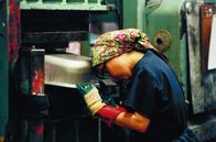 Dancer in the Dark – Selma (Björk) droht zu erblinden. Um ihrem zwölfjährigen Sohn, dem sie die Krankheit vererbt hat, das gleiche Schicksal zu ersparen, arbeitet sie Tag und Nacht in einer Metallfabrik, um das Geld für eine rettende Augenoperation zu verdienen.