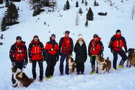 Hoagascht – Christina Ömmer mit den Bergrettern der Bergrettung Gröbming, während ServusTV's Hoagascht AT "Lawinenhund und Gletscherspoitn" am 10.05.2025 in Haus im Ennstal, Steiermark, Österreich.