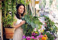 Bella und der Feigenbaum – Bella Sommer (Christine Neubauer) versorgt in ihrer Wohnung in Palma ihre Balkonpflanzen.