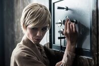 Crime Game – Lorraine (Ŕstrid Bergčs-Frisbey) muss bei einem Späheinsatz in der Bank von Spanien verkleidet zwei Safes des Bankdirektors knacken und die darin versteckten Schlüssel für den Tresorraum der Bank kopieren.
