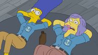 Die Simpsons – Marge (l.); Sarah (r.)