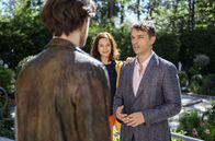 Sturm der Liebe – Im Beisein von Eva (Uta Kargel, M.) trifft Robert (Lorenzo Panaté, r.) zum ersten Mal auf Joshua (Julian Schneider, l.).