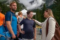 Der Bergdoktor – Tom Federer (Jochen Matschke, l.) meint es mit seiner Ernährungsumstellung und dem Training für seinen Sohn Sammy (Emil Knapp, M.) zwar nur gut, übt aber auch viel Druck aus. Kerstin (Karolina Lodyga, r.) nimmt ihren Sohn deshalb oft in Schutz.
