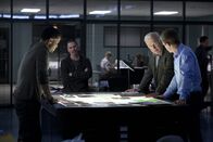 Common Law – Bei der Zusammenarbeit mit ihren Mentoren Fred (Kevin Tighe, 2.v.r.) und Dan (Jeff Fahey, 2.v.l.) werden Travis (Michael Ealy, l.) und Wes (Warren Kole, r.) mit ihren eigenen Problemen konfrontiert ...
