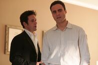 Numb3rs - Die Logik des Verbrechens – Um einen neuen Mordfall zu lösen, befragt Don (Rob Morrow, l.) Jonas Bayle (Dominic Fumusa, r.), dessen Frau ein Jahr zuvor genau so umgebracht wurde ...