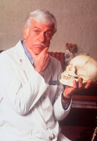 Diagnose: Mord – Dr. Sloan (Dick Van Dyke) grübelnd vor dem Schädel eines Menschen.