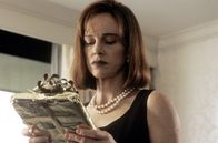 Absolute Power – Luther Whitney hat Gloria Russell (Judy Davis) unterschiedliche Beweisgegenstände zukommen lassen.
