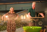 The Kids Are Alright – Peggy Cleary (Mary McCormack, l.); Mike Cleary (Michael Cudlitz, r.)