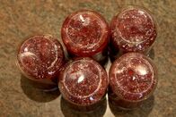 Zu Tisch ... – Um die im Wald gesammelten Preiselbeeren haltbar zu machen, kocht Christina Bauer diese ein und füllt sie in Gläser ab.