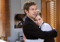 Sturm der Liebe – ARD STURM DER LIEBE FOLGE 1284 Uhr im ERSTEN. Lena (Johanna Bönninghaus, r.) beschwert sich bei Markus (Tobias Dürr, l.) über Roberts Verhalten.