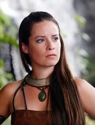 Charmed - Zauberhafte Hexen – Piper (Holly Marie Combs) ist die ganze Zeit unerträglich gut gelaunt und scheint auch die Trennung von Leo schon überwunden zu haben ...