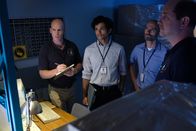Mayday - Alarm im Cockpit – Etobicoke, Ontario - Die NTSB-Ermittler Evan Bryne (gespielt von Ryan Turner, links) und Bob Benzon (gespielt von Thom Marriot, rechts) müssen herausfinden, wie ein Frachtflugzeug der Fine Air beladen wurde, bevor es 1997 in der Nähe des internationalen Flughafens von Miami auf den Boden stürzte. Sie beraten sich mit dem Bodenpersonal, das am Morgen des Unfalls für die Beladung der DC-8 verantwortlich war.