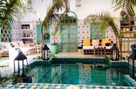 Magischer Maghreb – Die äußerlich oft unscheinbaren, traditionellen Häuser der Altstadt von Marrakesch entpuppen sich nicht selten als traumhafte Riads mit traditioneller Kachelkunst auf Wänden und Böden.