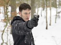 Mankells Wallander – Oskar Ung (Ove Wolf) will einen lästigen Mitwisser beseitigen.