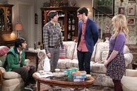 The Big Bang Theory – Schafft es Josh (Matt Bennett, 2.v.r.), Bernadette (Melissa Rauch, r.), Howard (Simon Helberg, 2.v.l.) und Raj (Kunal Nayyar, l.) von seiner wahren Identität zu überzeugen?