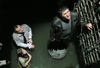 Metro - Im Netz des Todes – Die beiden Rivalen Garin (Sergei Puskepalis,r.) und Konstantinov (Anatoly Bely) sind scheinbar die einzigen, die dazu fähig sind, eine Gruppe der Überlebenden aus den tödlichen Schächten zu führen...