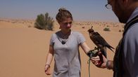 Verrückt nach Meer – Hotelpraktikantin Laura, Patisserie-Praktikantin Agnes und Lagerpraktikant Steven haben noch Zeit für einen gemeinsamen Ausflug. Sie haben eine Tour in die Wüste geplant. Keiner von ihnen war bisher in einer Wüste, dementsprechend begeistert sind sie. Eine Autostunde von Dubai entfernt ist das der erste Nationalpark der Vereinigten Arabischen Emirate, der sich für den Schutz der Flora und Fauna einsetzt. Sie dürfen Zeugen der alten Kunst der Falkenjagd werden. Die Jagd mit abgerichteten Falken hat eine lange Tradition. Ursprünglich zum Nahrungserwerb abgerichtet, sind Falken heute die gefiederten Freunde der Scheichs, und mehr als ein Statussymbol. Sie sind Familienmitglieder, die verhätschelt werden und mit Haus wohnen dürfen.