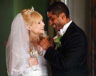 Real Humans - Echte Menschen – Florentine (Josephine Alhanko) erlebt den glücklichsten Tag ihres Lebens. Die Heirat mit Douglas (Alexander Karim) bringt sie ihrem Traum von einer eigenen Familie näher.