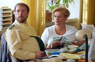 Mord mit Aussicht – Heike Schäffer (Petra Kleinert, r.) hat ihrem Dietmar (Bjarne Mädel, l.) das Essen aufs Revier gebracht. So schlägt sie zwei Fliegen mit einer Klappe: ihr Bär muss nicht verhungern und sie erfährt den neuesten Stand der Ermittlungen in Sachen Kragenbärbaby Gustav.