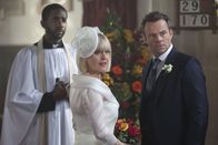 Agatha Raisin – Der Pfarrer Jez Bloxby (Rhashan Stone, l.) wird bei der Trauung von Agatha Raisin (Ashley Jenson, M.) und James Lacey (Jamie Glover, r.) jäh unterbrochen, als plötzlich Agathas Ehemann Jimmy in die Kirche platzt.
