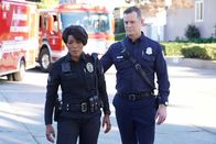 9-1-1 Notruf L.A. – Athena Grant (Angela Bassett, l.); Bobby Nash (Peter Krause, r.)