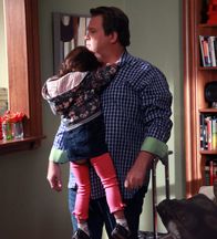 Modern Family – Cameron (Eric Stonestreet) wird klar, dass seine Tochter Lily (Aubrey Anderson-Emmons) offenbar ein Problem damit hat zu teilen. Wird sie dann ein Geschwisterchen akzeptieren?