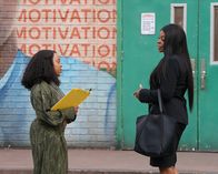 Abbott Elementary – v.li.: Janine Teagues (Quinta Brunson), Ava Coleman (Janelle James)