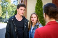 Sturm der Liebe – Eva (Uta Kargel, r.) verpricht Valentina (Paulina Hobratschk, M.) und Fabien (Lukas Schmidt, l.), nochmal mit Robert wegen des Kontaktverbots zu sprechen.