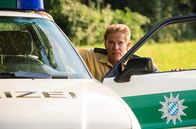 Hubert ohne Staller – Hubert (Christian Tramitz) bringt sich vor den Schüssen im Wald in Sicherheit.