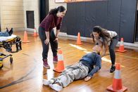 Chicago Fire – Übung in der Turnhalle: Miranda Rae Mayo als Stella Kidd, Katelynn Shennett als Kylie
