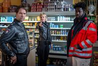 Notruf Hafenkante – Bei dem Überfall auf einen Laden ist ein Schuss gefallen. Melanie (Sanna Englund) und Mattes (Matthias Schloo, l.) rekonstruieren mit Hilfe von Dr. Schmidt (Joel Williams, r.) den Tathergang.