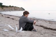 Roter Himmel – Leon (Thomas Schubert) will die Abgeschiedenheit an der Ostsee nutzen, um am Manuskript seines zweiten Romans zu arbeiten.