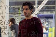 Salvation – Wie wird der Technik-Milliardär Darius Tanz (Santiago Cabrera) reagieren, wenn ein junger MIT-Student bei ihm auftaucht und behauptet, dass ein Asteroid in 186 Tagen mit der Erde kollidieren wird?; Wie wird der Technik-Milliardär Darius Tanz (Santiago Cabrera) reagieren, wenn ein junger MIT-Student bei ihm auftaucht und behauptet, dass ein Asteroid in 186 Tagen mit der Erde kollidieren wird?