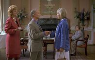 Inspector Barnaby – Joyce Barnaby (Jane Wymark, 2.v.r.) hat ein Zeitschriften-Preisrätsel gewonnen und darf als viertes Mitglied die Jury des Wettbewerbs "Das perfekte Dorf" verstärken, die aus Rosemary Furman (Maggie Steed, l.), Frank Mannion (Nickolas Grace, M.) und Samantha Johnstone (Josephine Tewson, r.) besteht.